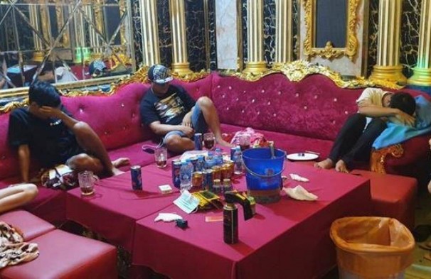 Tiền Giang: Cảnh sát khởi tố vụ án 20 đối tượng sử dụng ma túy trong phòng karaoke - Ảnh 1.