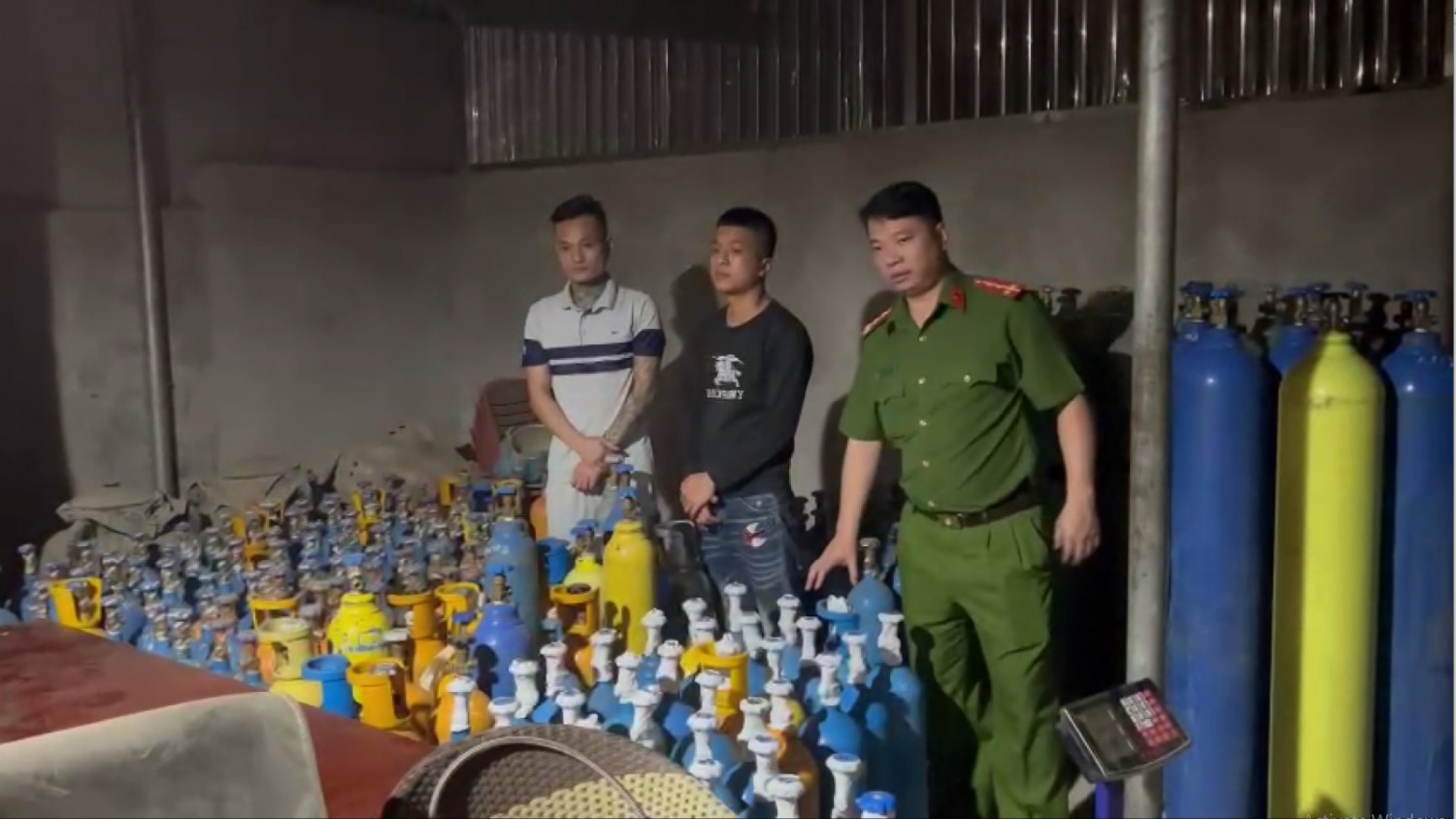Phát hiện kho chứa hơn 200 bình &quot;khí cười&quot; ở Quảng Ninh - Ảnh 1.