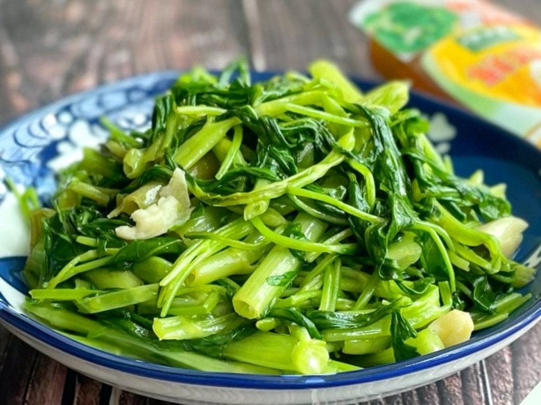 Xào rau muống nhớ kỹ “1 ngâm, 3 không” rau xanh mướt mườn mượt, giòn ngon không kém ngoài hàng - Ảnh 1.