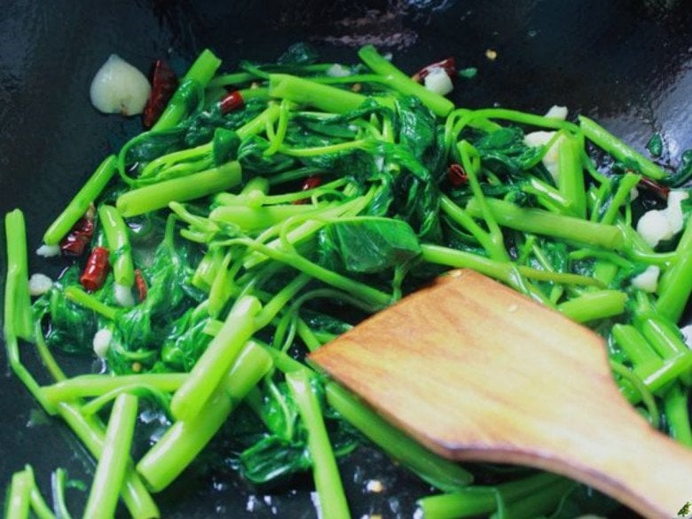 Xào rau muống nhớ kỹ “1 ngâm, 3 không” rau xanh mướt mườn mượt, giòn ngon không kém ngoài hàng - Ảnh 9.