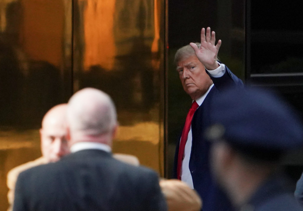 Ông Donald Trump đến New York, chuẩn bị ra hầu tòa - Ảnh 1.