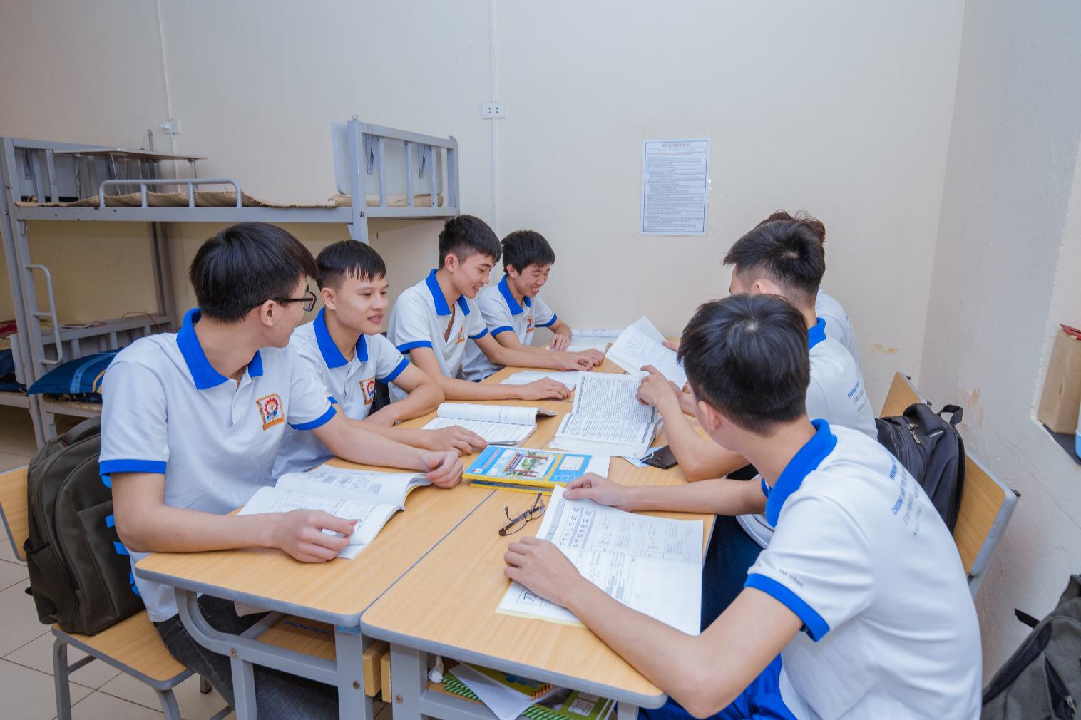 Các trường rục rịch tăng học phí, sĩ tử lo ngay ngáy - Ảnh 1.
