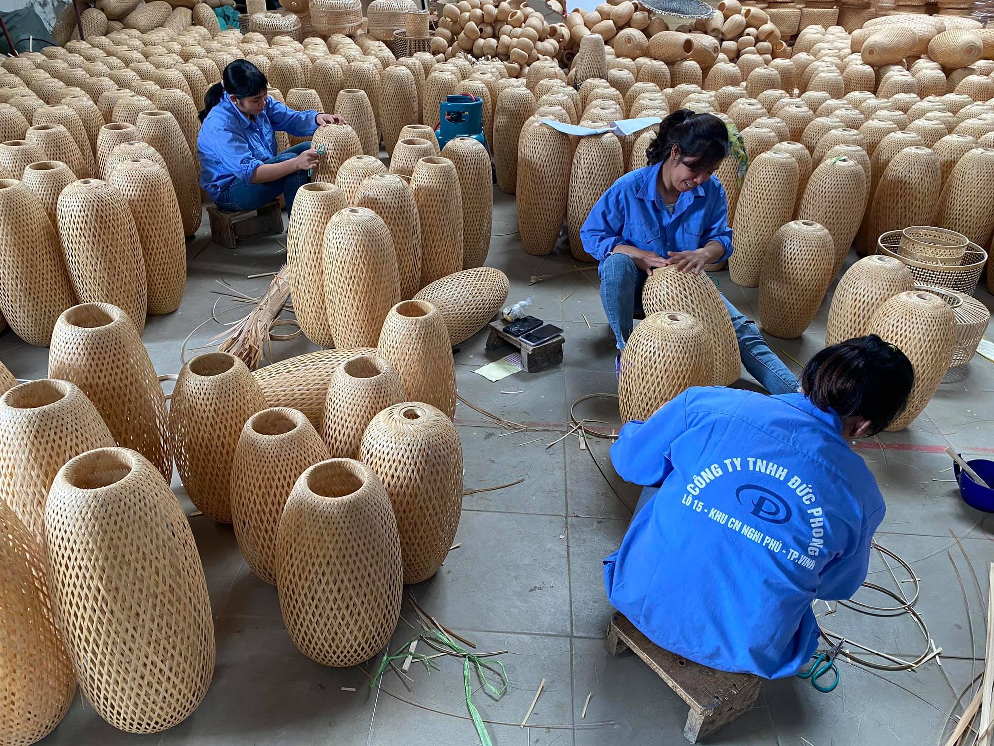 Đèn lồng treo mây tre đan, khăn lụa tơ tằm và gốm men suối ngọc được chấm điểm sản phẩm đạt OCOP 5 sao - Ảnh 3.
