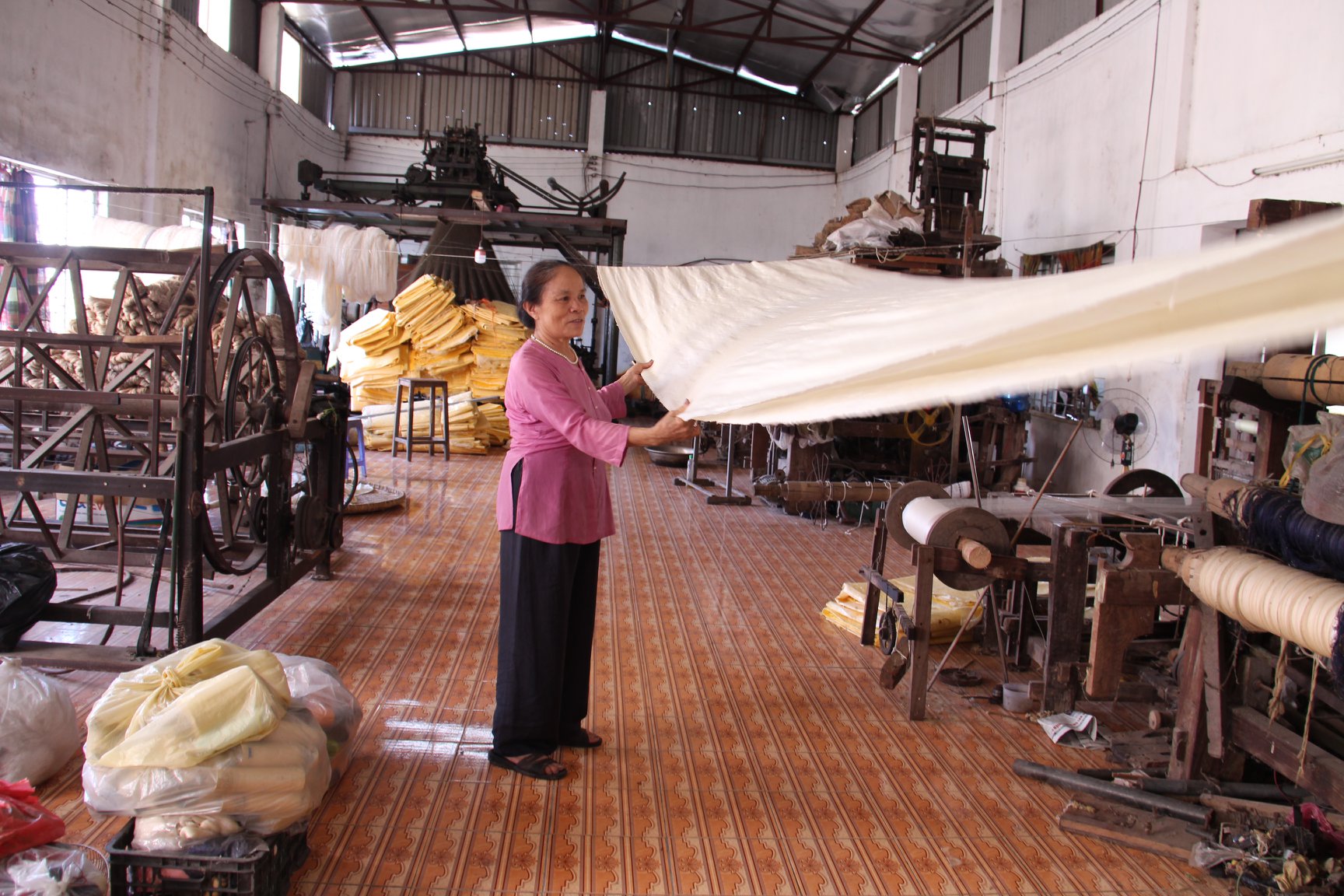 Đèn lồng treo mây tre đan, khăn lụa tơ tằm và gốm men suối ngọc được chấm điểm sản phẩm đạt OCOP 5 sao - Ảnh 2.