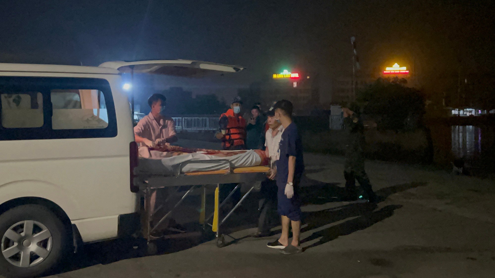 Đưa thi thể nạn nhân vụ rơi máy bay trên biển Quảng Ninh về nhà tang lễ trong đêm - Ảnh 2.
