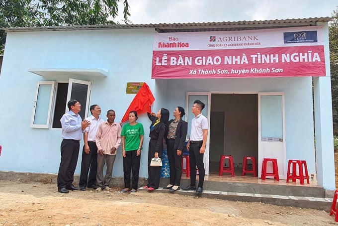 Trao nhà cho người dân vùng khó khăn ở huyện miền núi Khánh Hòa - Ảnh 1. Trao nhà cho người dân vùng khó khăn ở huyện miền núi Khánh Hòa - Ảnh 1.