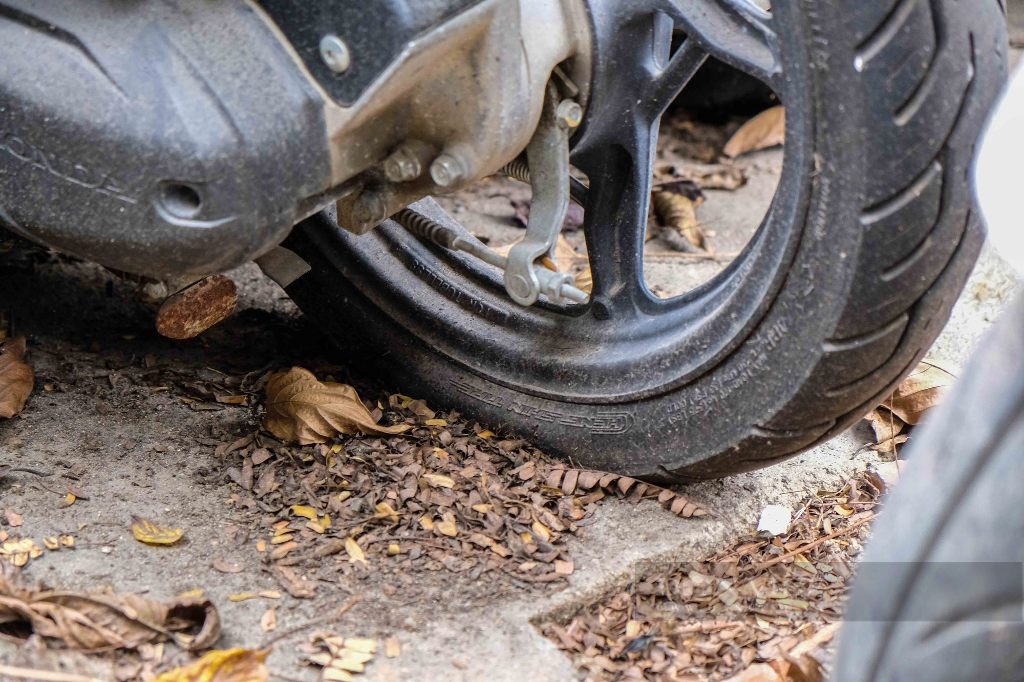 Các bãi giữ xe vi phạm ngày càng quá tải vì cao điểm xử lý nồng độ cồn - Ảnh 12.