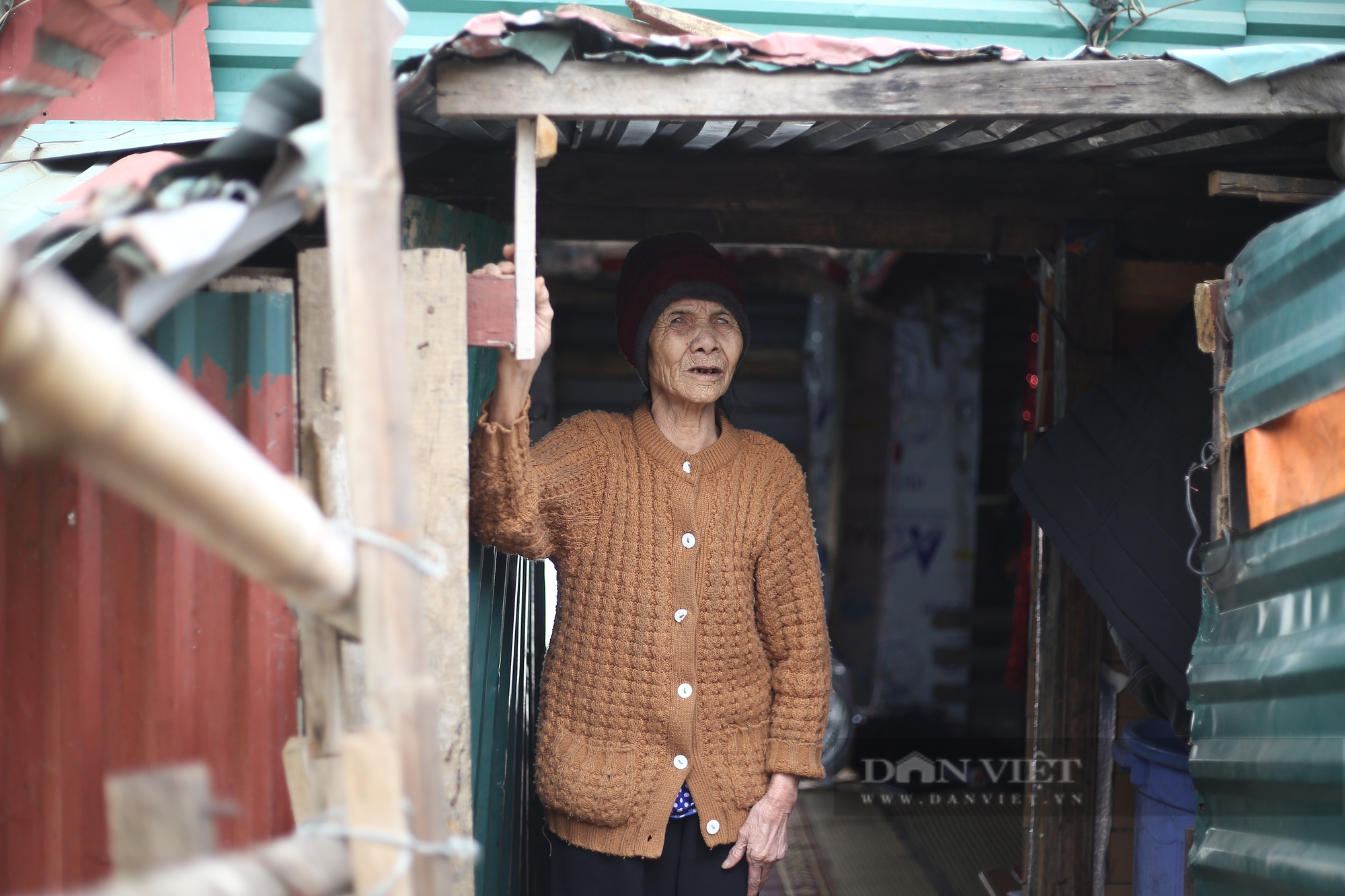 Cuộc sống lên đênh trên sông Hồng của đôi vợ chồng 80 tuổi - Ảnh 4.
