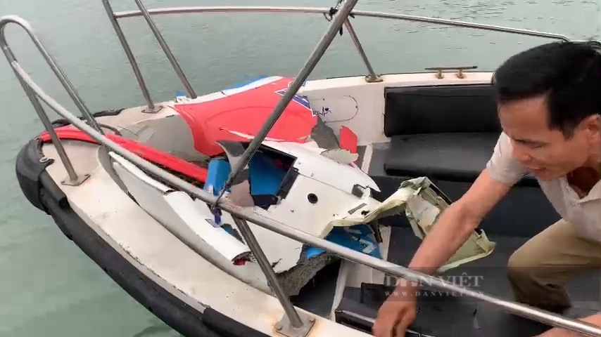 CLIP: Người dân vớt được &quot;xác&quot; máy bay trực thăng chở 5 người rơi ở vùng biển Quảng Ninh - Hải Phòng - Ảnh 2.