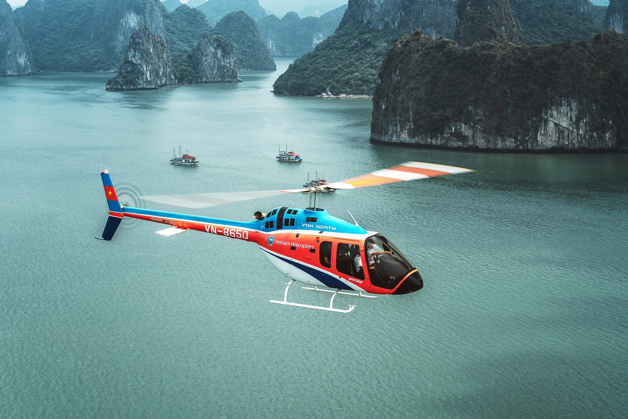 Xác định 2 người tử vong trong vụ rơi trực thăng chở 5 người mất tích ở vùng biển Quảng Ninh - Hải Phòng - Ảnh 1.