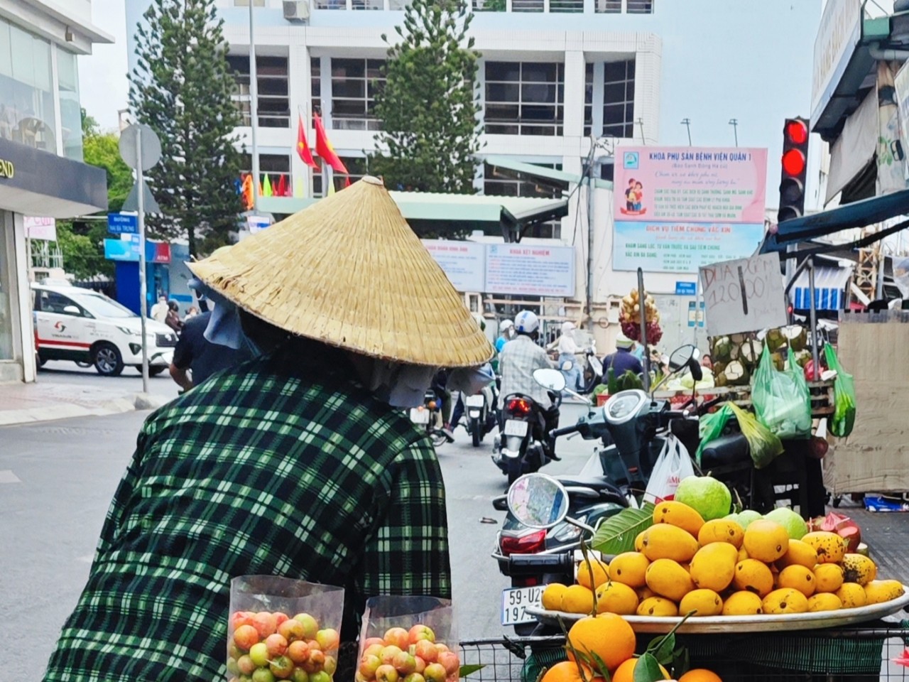 Tiểu thương bán xoài Trung Quốc nhưng né xuất xứ - Ảnh 1.