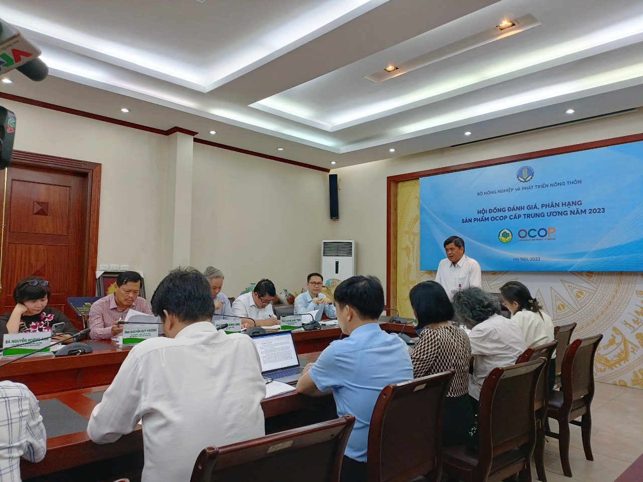 Đèn lồng treo mây tre đan, khăn lụa tơ tằm và gốm men suối ngọc được chấm điểm sản phẩm đạt OCOP 5 sao - Ảnh 1.