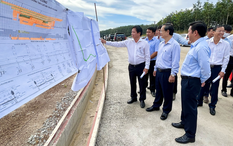 UBND tỉnh Bình Dương kiểm tra, đôn đốc tiến độ triển khai đường tạo lực Bắc Tân Uyên - Phú Giáo - Bàu Bàng. Ảnh: T.L