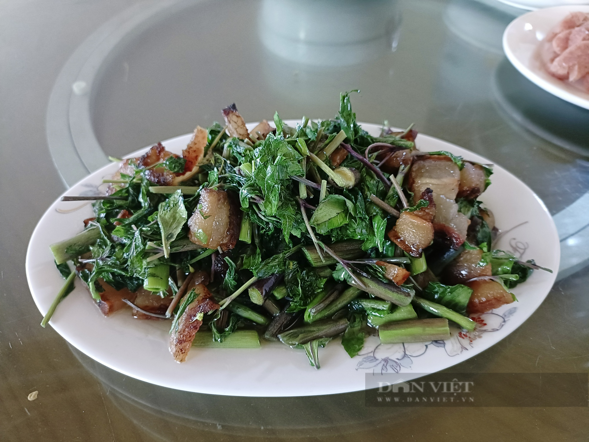 Lên Tây Bắc thưởng thức món sâm đương quy xào thịt lợn treo gác bếp của người Mông, thơm ngon &quot;quên cả lối về&quot; - Ảnh 2.