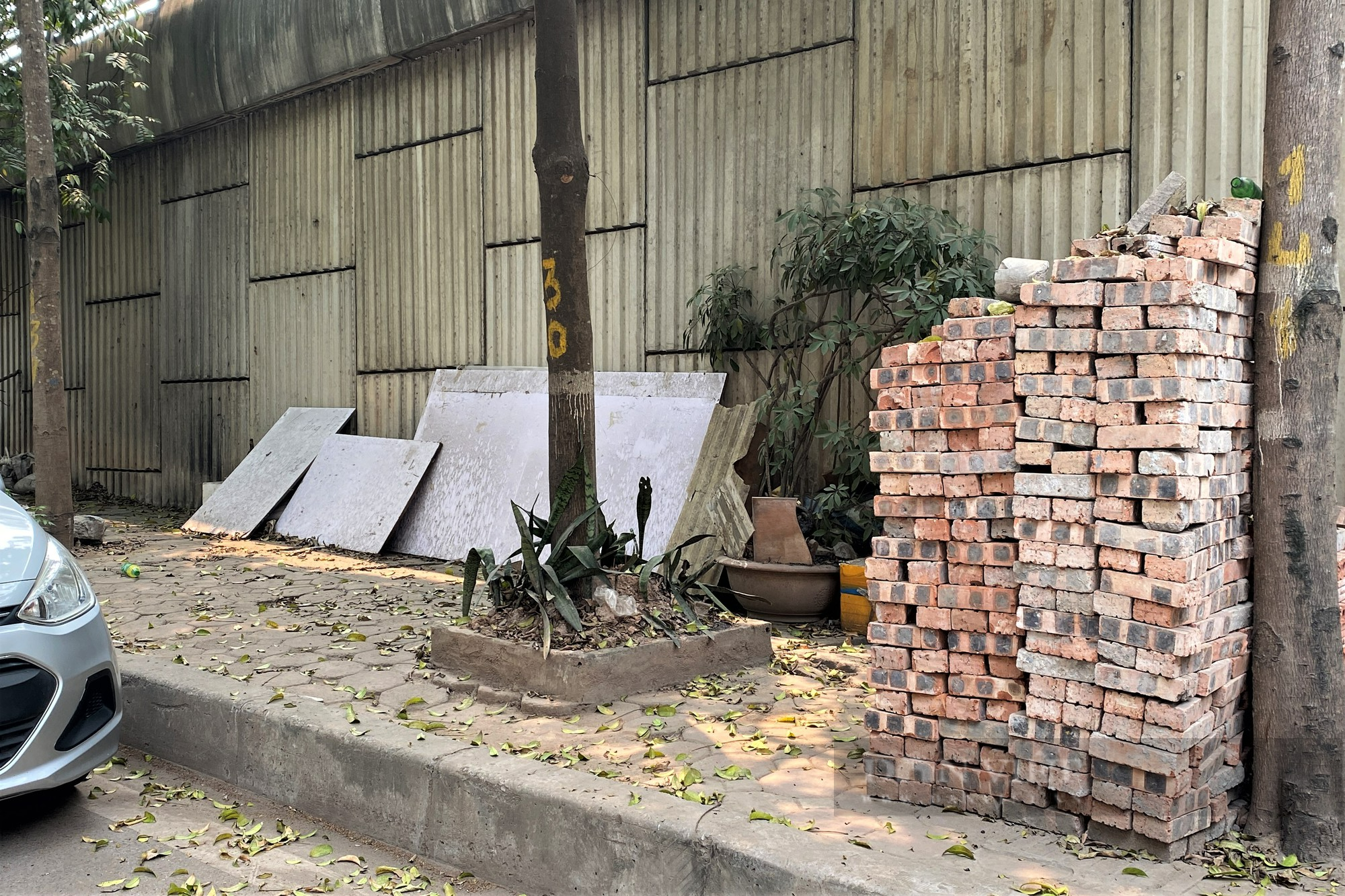 Hà Nội: Rác thải bủa vây tuyến đường Vành đai 2 - Ảnh 5.