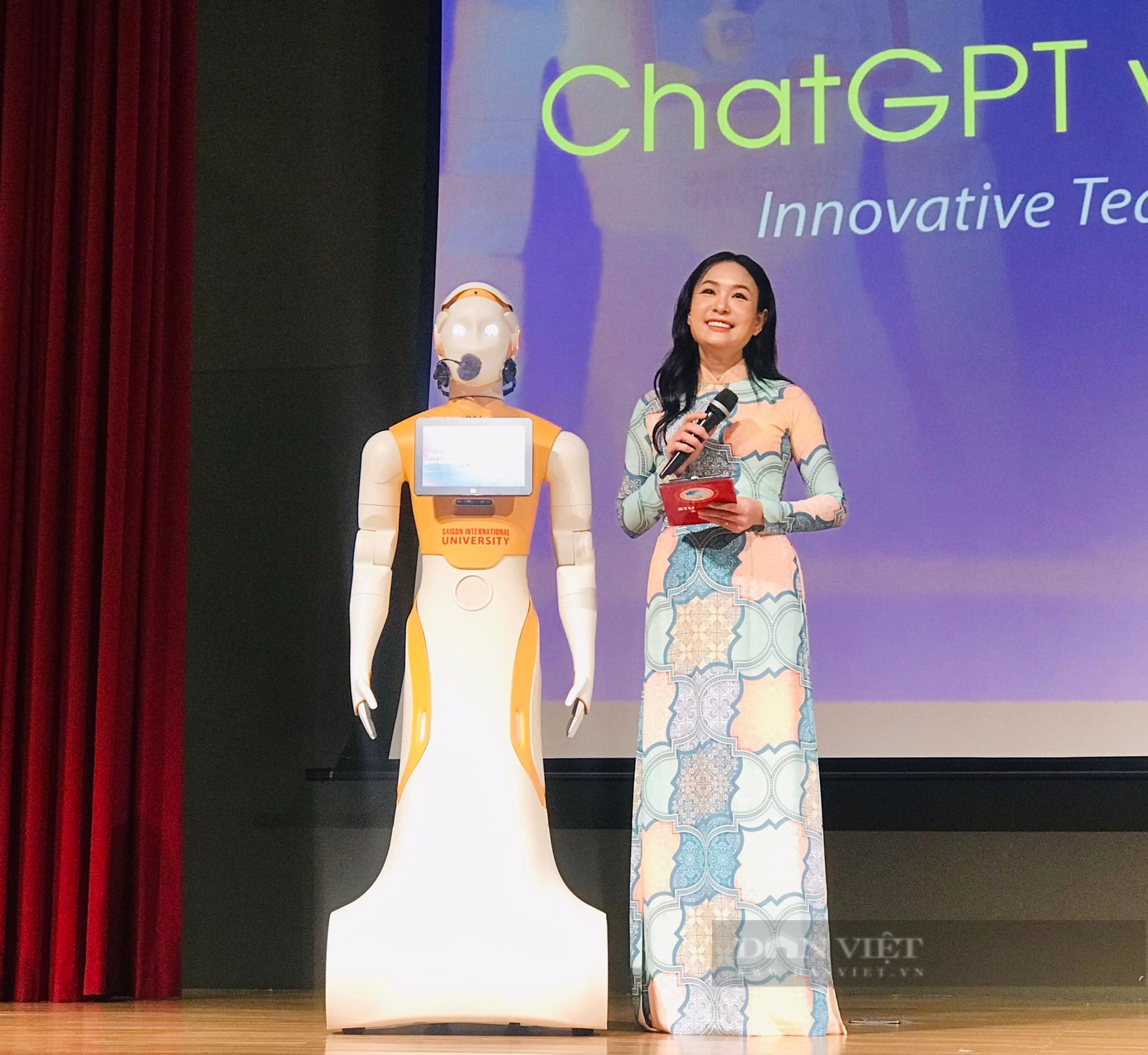 Sinh viên hứng thú chứng kiến SIUBOT - robot trí tuệ nhân tạo dẫn chương trình - Ảnh 2.