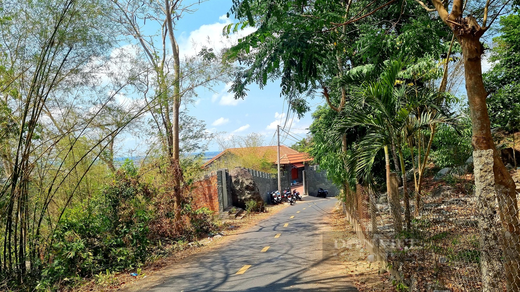 An Giang: Còn những &quot;đại công trình&quot; nào xây dựng trái phép trên Núi Sập? - Ảnh 1.