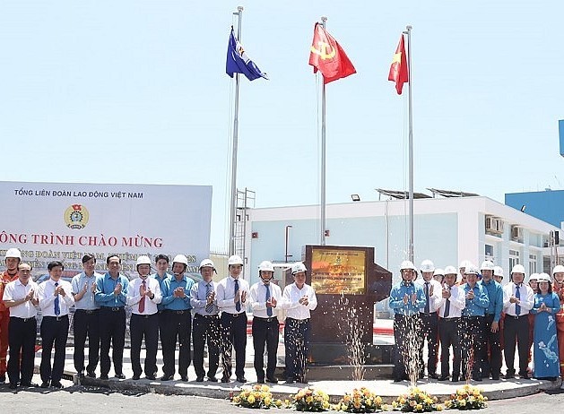 Gắn biển Trạm biến áp 500 kV Vân Phong và đấu nối - Ảnh 1. Gắn biển Trạm biến áp 500 kV Vân Phong và đấu nối - Ảnh 1.