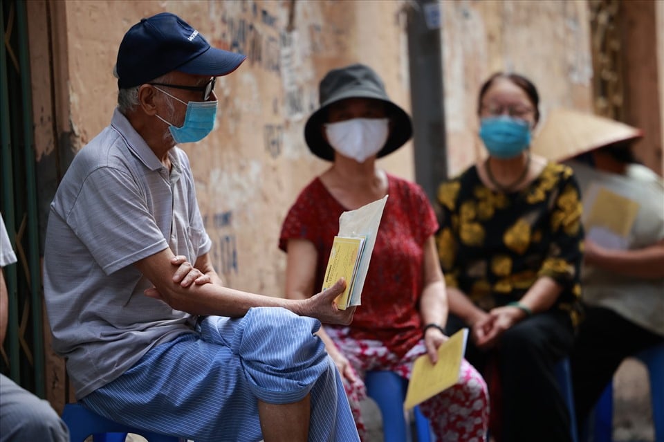 Điều kiện để hưởng lương hưu trước tuổi đối với công nhân làm nghề độc hại - Ảnh 2.