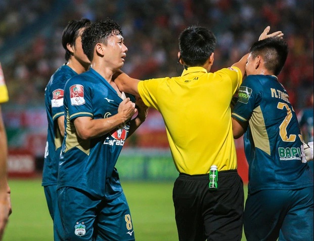 Vì sao Minh Vương tức giận khi HAGL bị thổi phạt đền? - Ảnh 1.