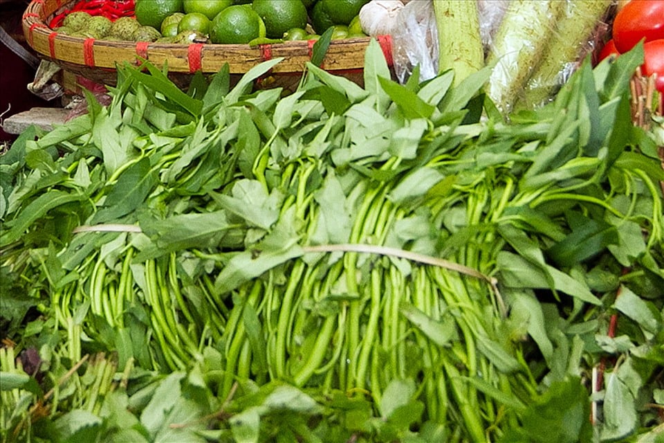 Loại rau quốc dân ở Việt Nam bán theo mớ to đầy ngoại chợ, sang nước ngoài đếm cọng tính tiền - Ảnh 3.