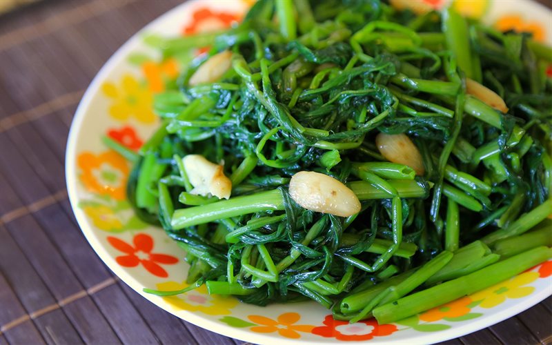 Loại rau quốc dân ở Việt Nam bán theo mớ to đầy ngoại chợ, sang nước ngoài đếm cọng tính tiền - Ảnh 4.