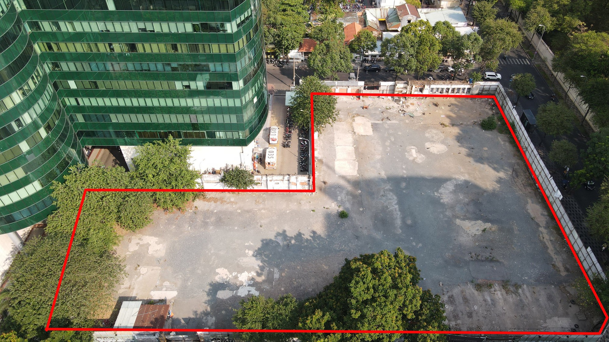 Cận cảnh hai khu đất vàng bỏ trống được đề xuất làm nhà vệ sinh công cộng tạm thời ở TP.HCM - Ảnh 2.