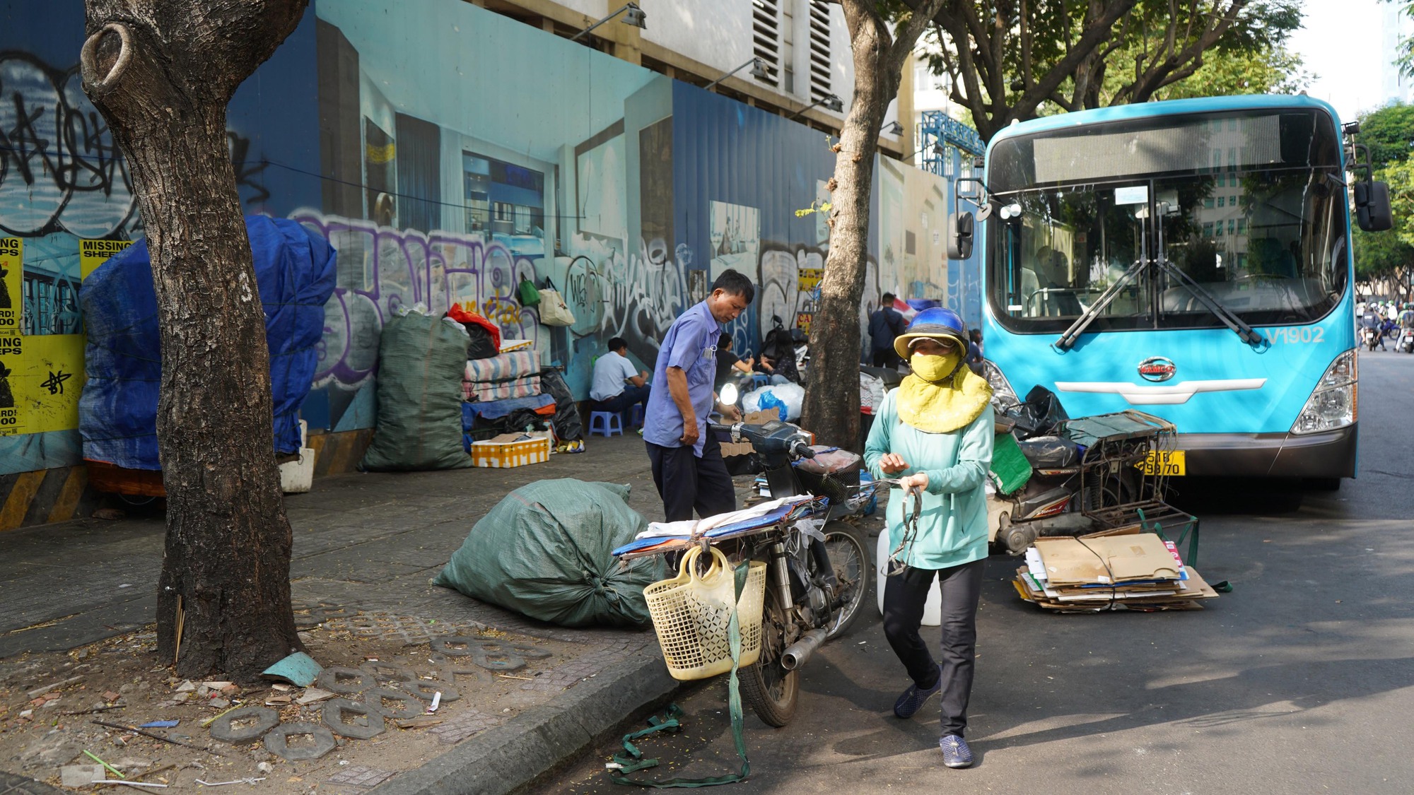 Cận cảnh hai khu đất vàng bỏ trống được đề xuất làm nhà vệ sinh công cộng tạm thời ở TP.HCM - Ảnh 7.
