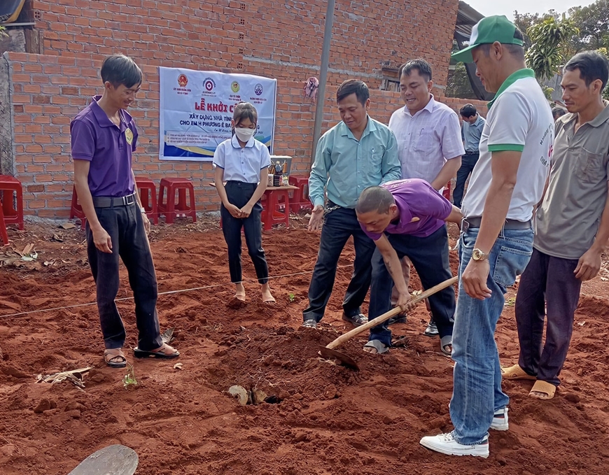 Chàng trai kém may mắn nguyện sưởi ấm những mảnh đời bất hạnh - Ảnh 4.