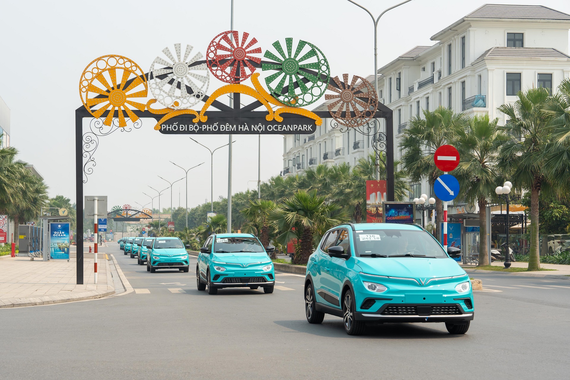 Tỷ phú Phạm Nhật Vượng chính thức tung dàn taxi xanh Cyan ra đón khách Hà Nội - Ảnh 1.