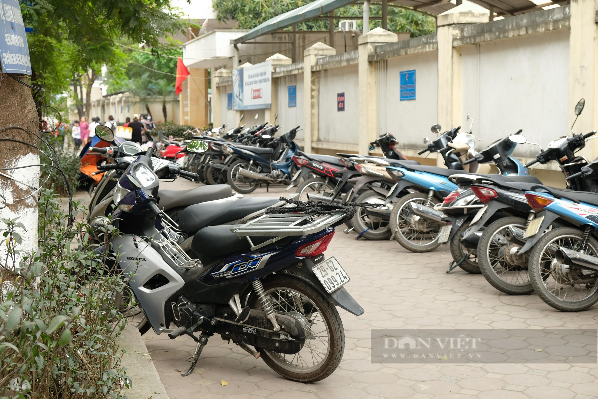 Quận Thanh Xuân: Nhiều tuyến phố vẫn tồn tại vi phạm lấn chiếm vỉa hè - Ảnh 6.