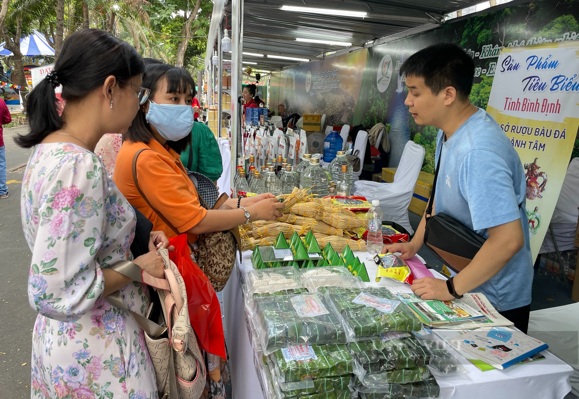 Người Sài Gòn mua đặc sản 3 miền không thiếu thứ gì, đến khách quốc tế còn trầm trồ thích thú - Ảnh 5.