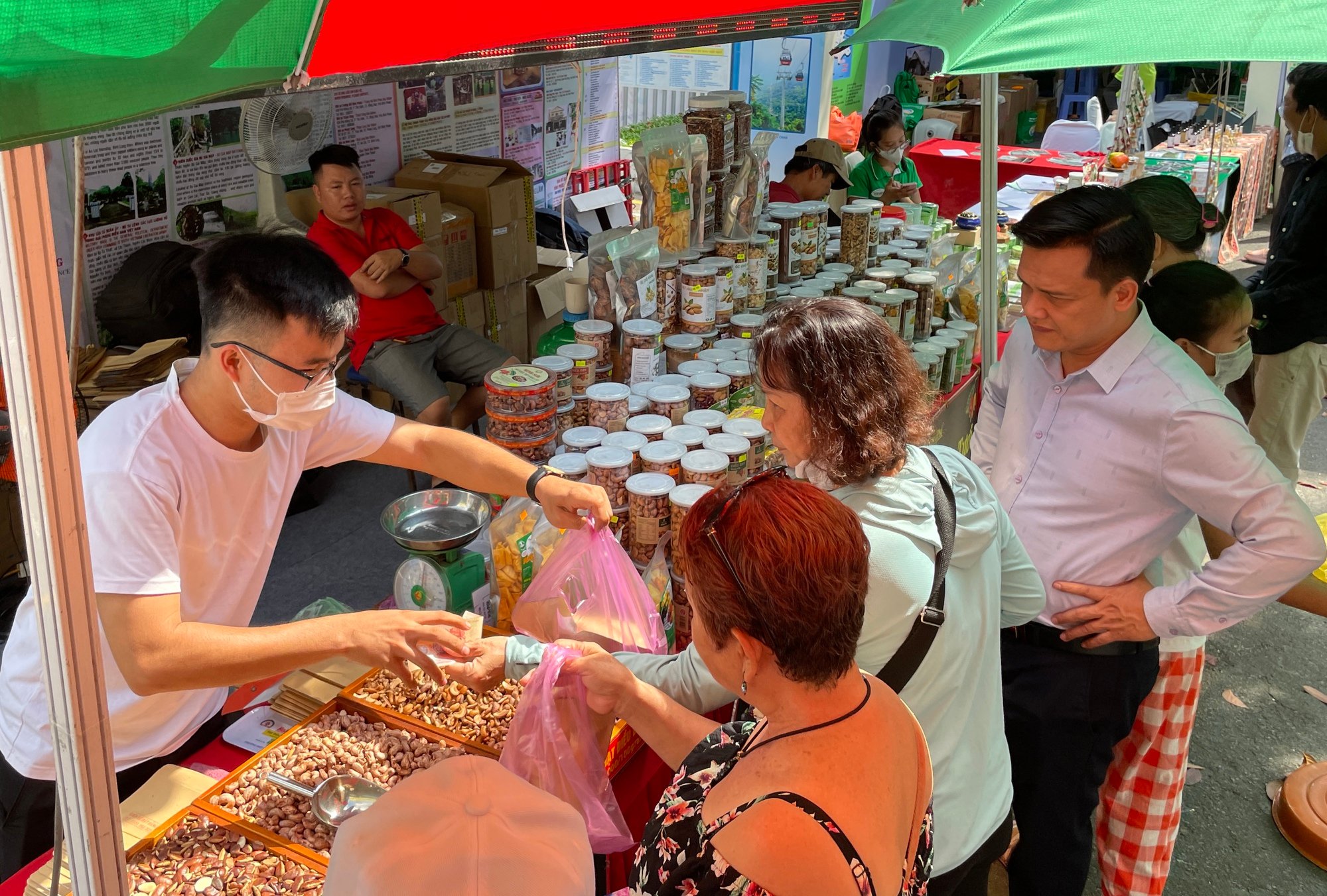 Người Sài Gòn mua đặc sản 3 miền không thiếu thứ gì, đến khách quốc tế còn trầm trồ thích thú - Ảnh 7.