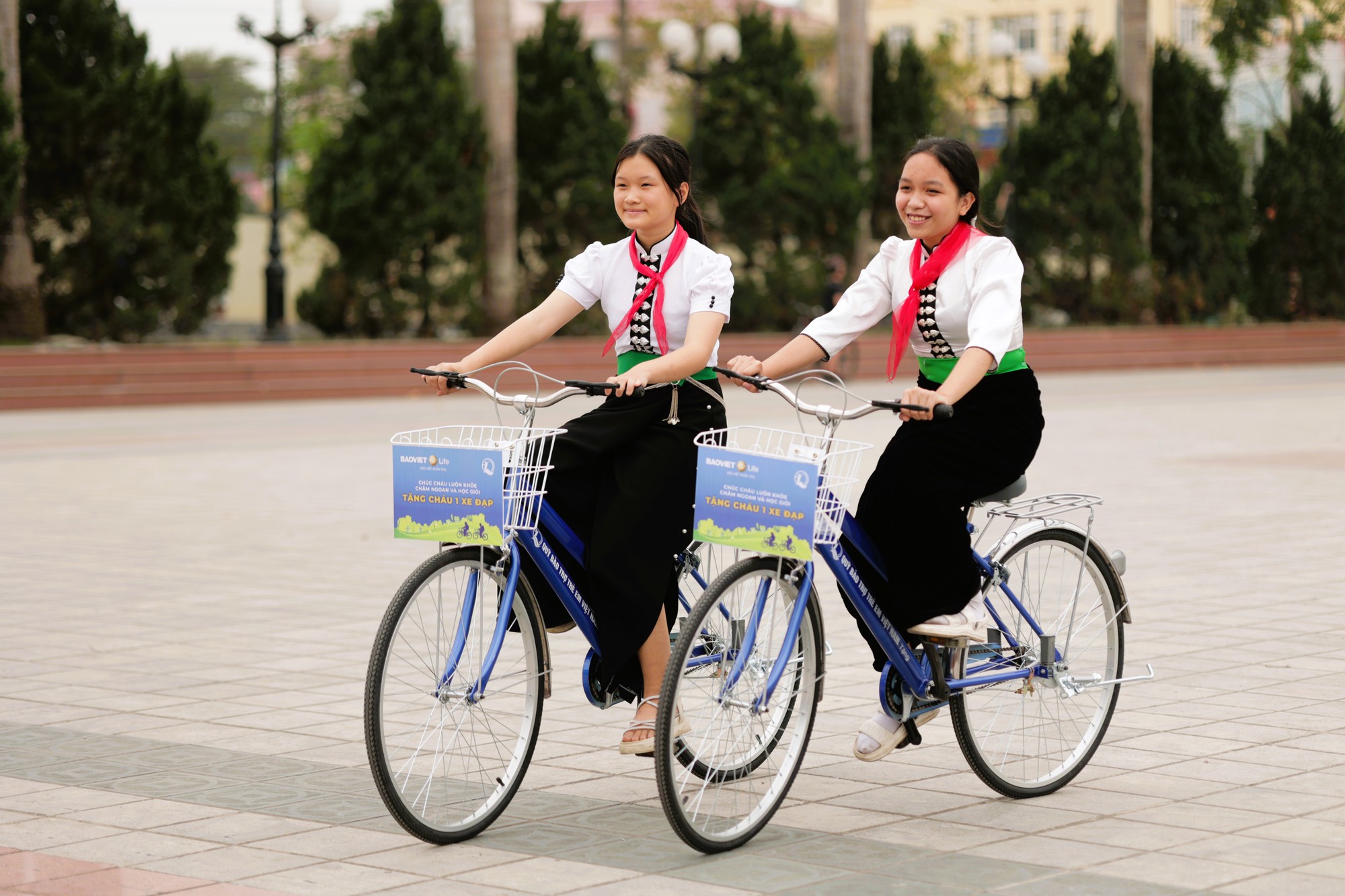 Khuôn mặt rạng ngời của các em học sinh khi nhận được học bổng từ “Quỹ xe đạp chở ước mơ”