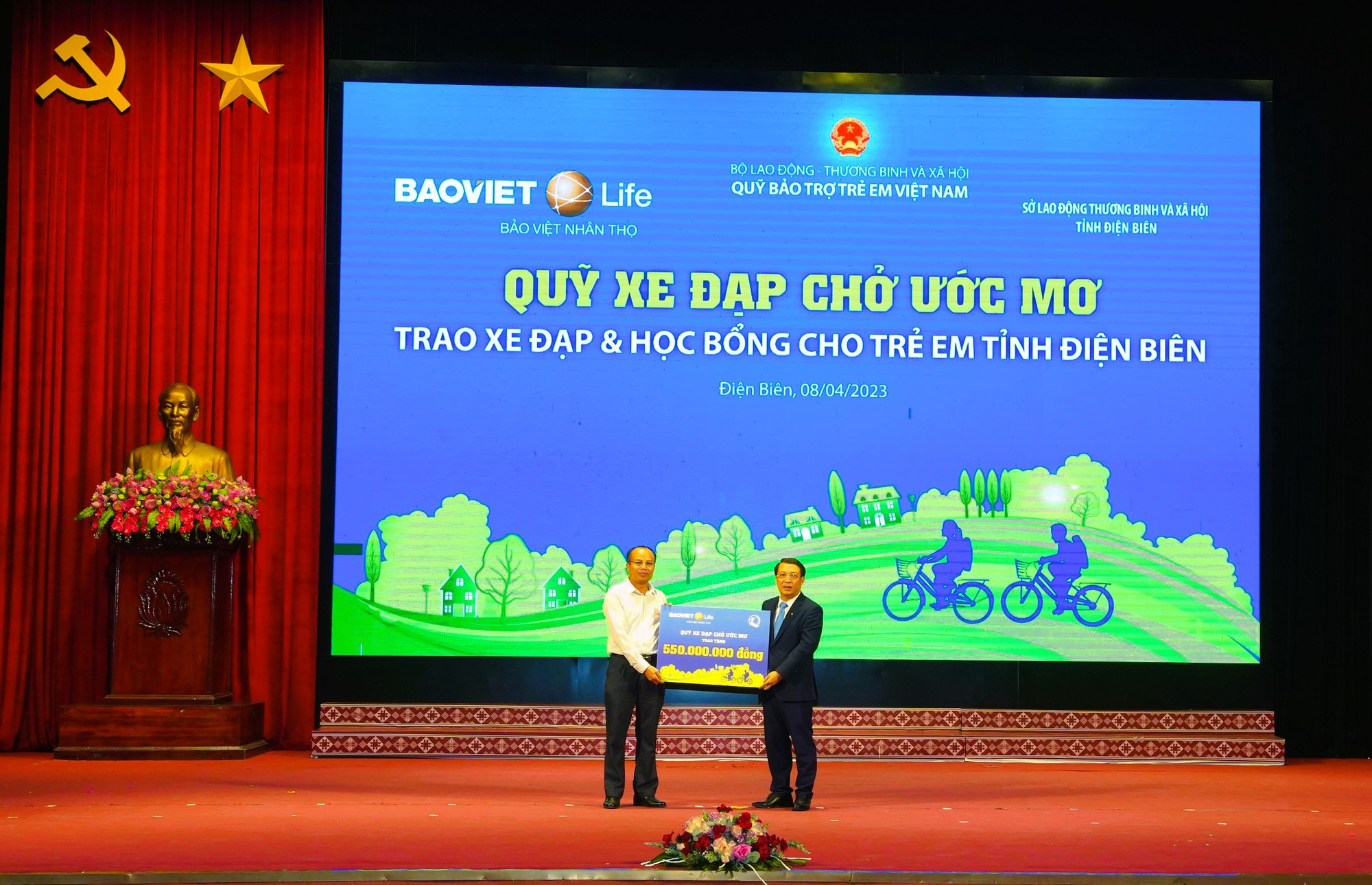 Điện Biên là điểm đến đầu tiên của “Quỹ xe đạp chở ước mơ” khởi động cho chuỗi hành trình trao hơn 2.000 xe đạp và học bổng tiếp theo trên toàn quốc.