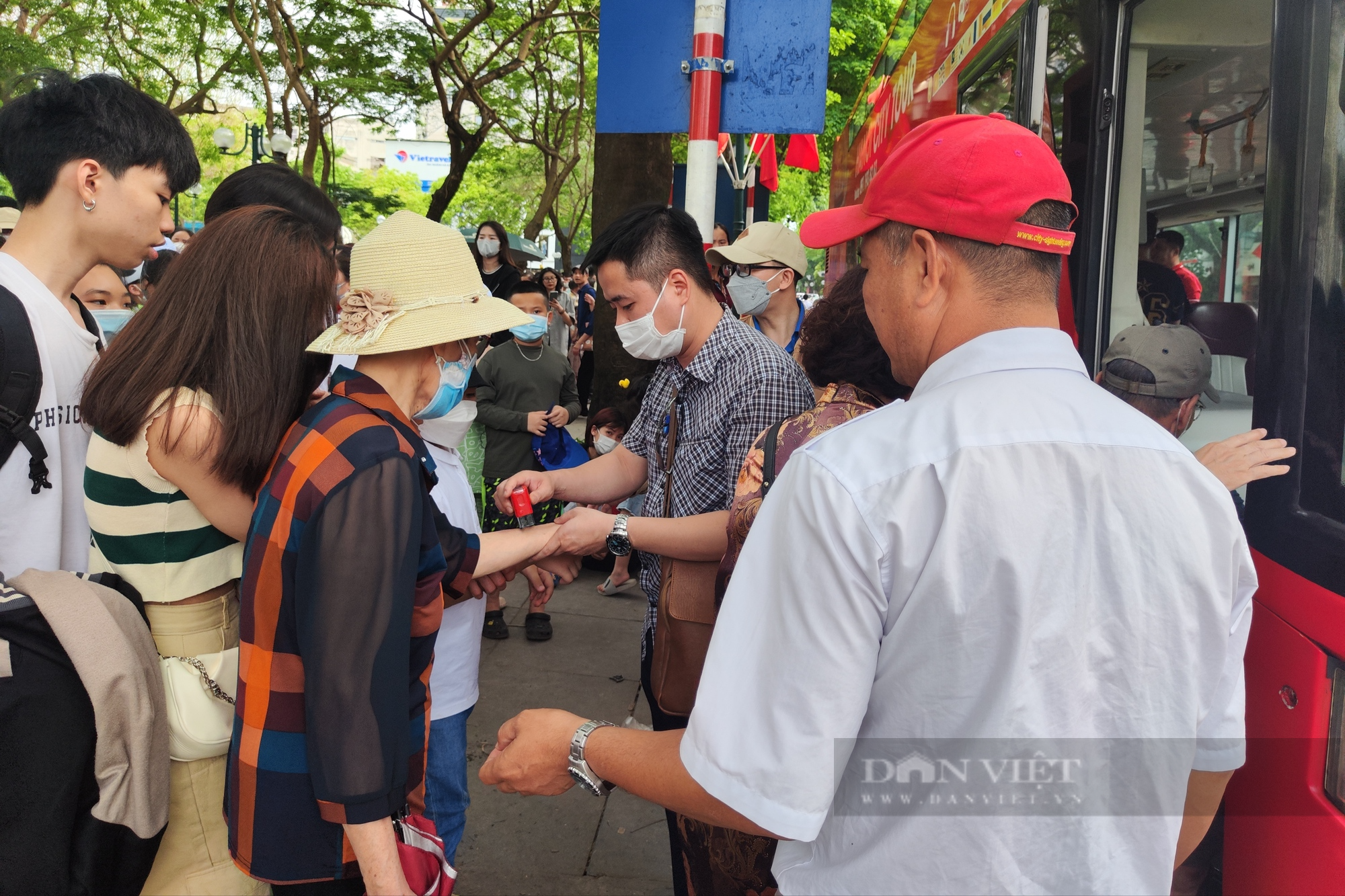 Dòng người xếp hàng chờ trải nghiệm xe buýt 2 tầng miễn phí ở Hà Nội - Ảnh 4.