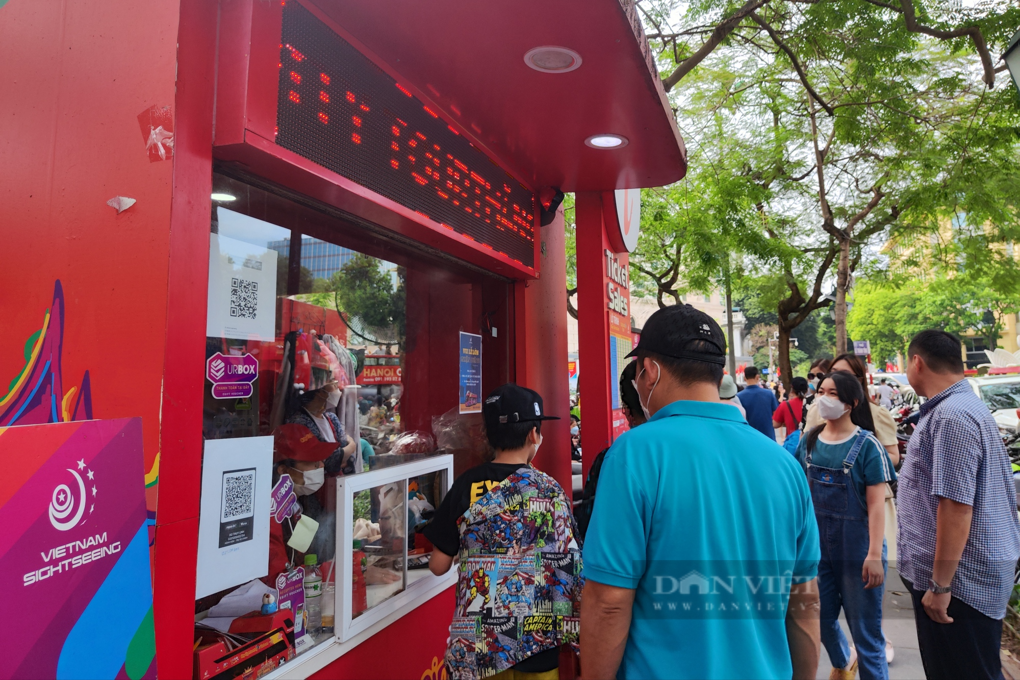 Dòng người xếp hàng chờ trải nghiệm xe buýt 2 tầng miễn phí ở Hà Nội - Ảnh 8.