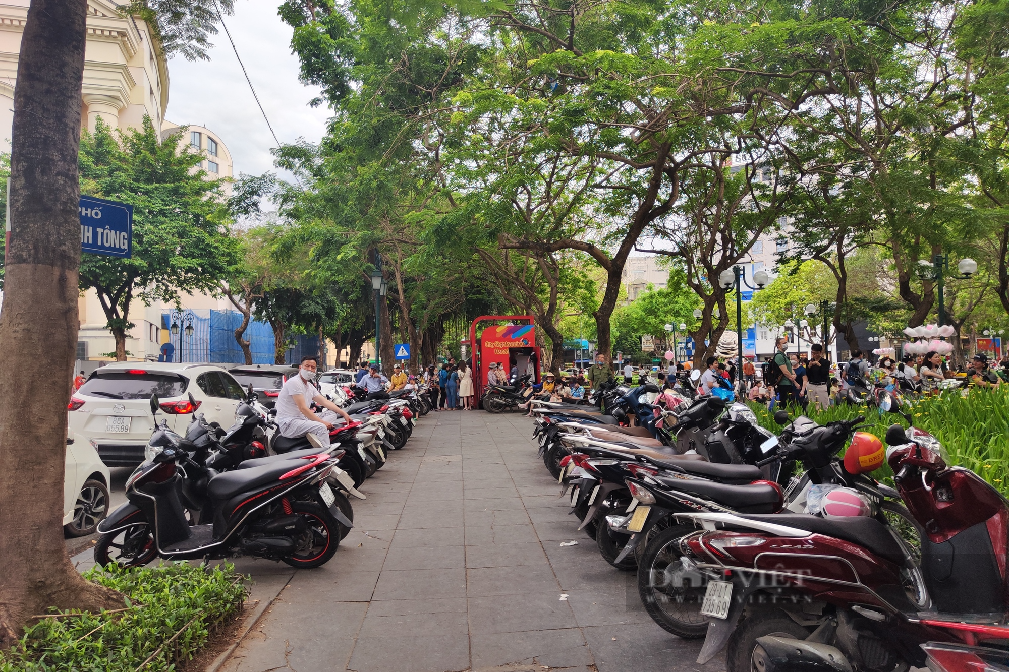 Dòng người xếp hàng chờ trải nghiệm xe buýt 2 tầng miễn phí ở Hà Nội - Ảnh 9.