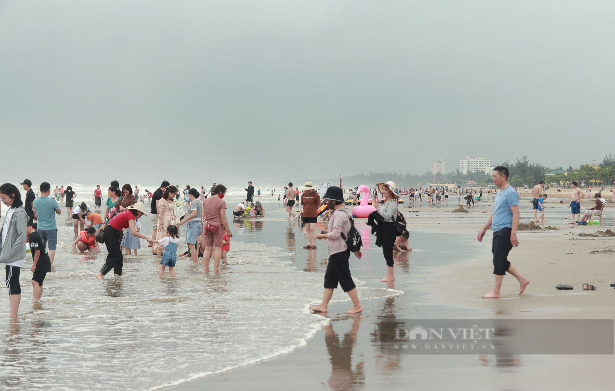 Nắng lên, du khách nườm nượp đổ về phố biển Cửa Lò, phòng hạng sang &quot;cháy&quot; những ngày nghỉ lễ - Ảnh 1.