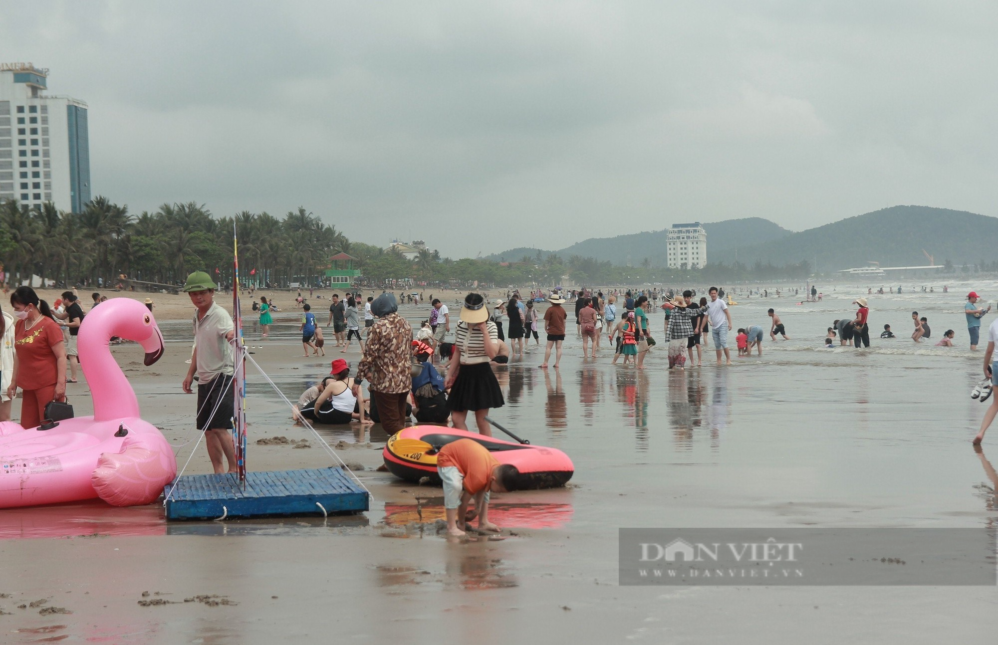 Nắng lên, du khách nườm nượp đổ về phố biển Cửa Lò, phòng hạng sang &quot;cháy&quot; những ngày nghỉ lễ - Ảnh 2.