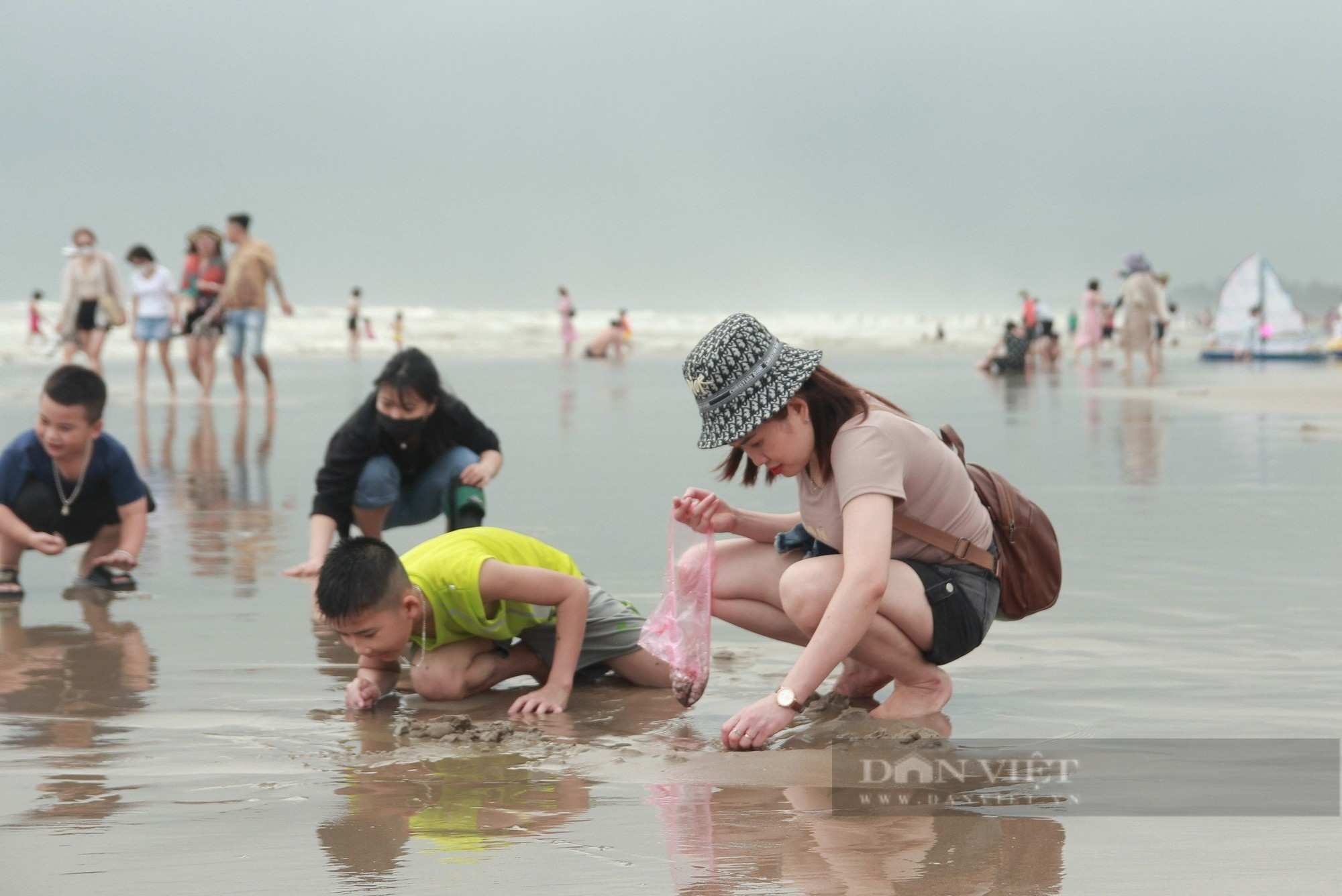 Nắng lên, du khách nườm nượp đổ về phố biển Cửa Lò, phòng hạng sang &quot;cháy&quot; những ngày nghỉ lễ - Ảnh 3.
