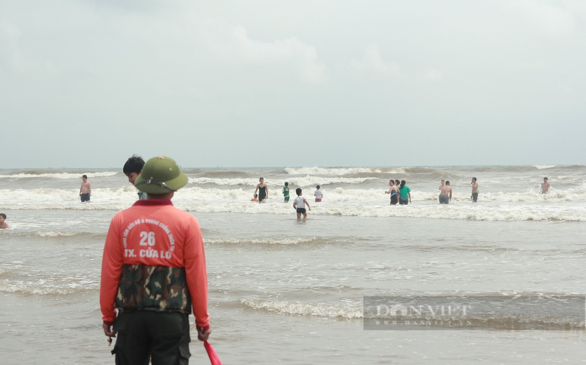 Nắng lên, du khách nườm nượp đổ về phố biển Cửa Lò, phòng hạng sang &quot;cháy&quot; những ngày nghỉ lễ - Ảnh 5.