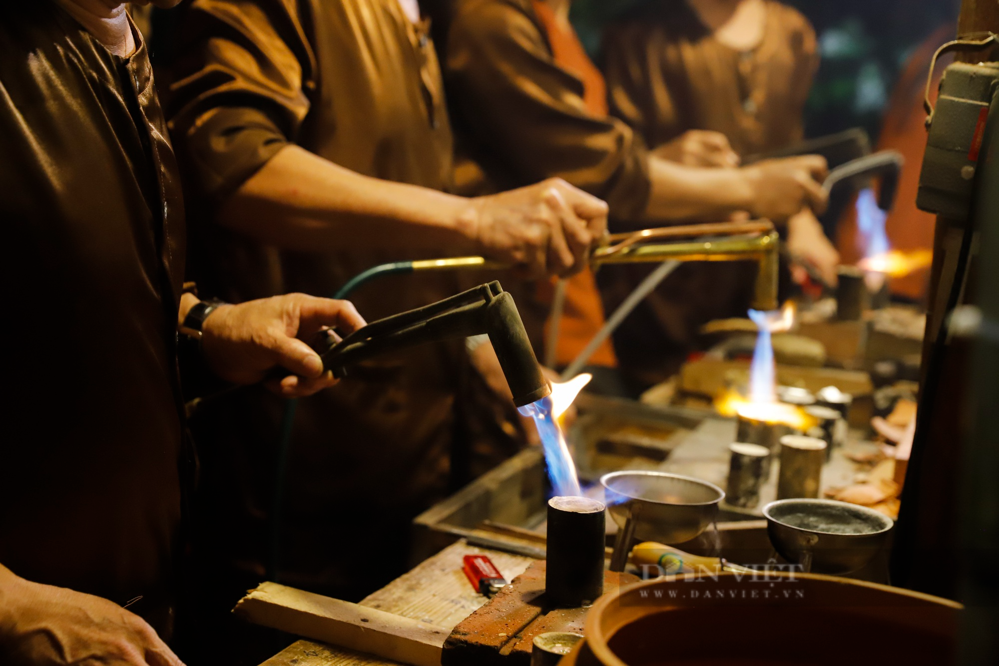 Những sản phẩm in đậm dấu ấn trăm năm nghề đúc vàng, bạc tại ngôi đình cổ giữa lòng phố cố Hà Nội - Ảnh 2.