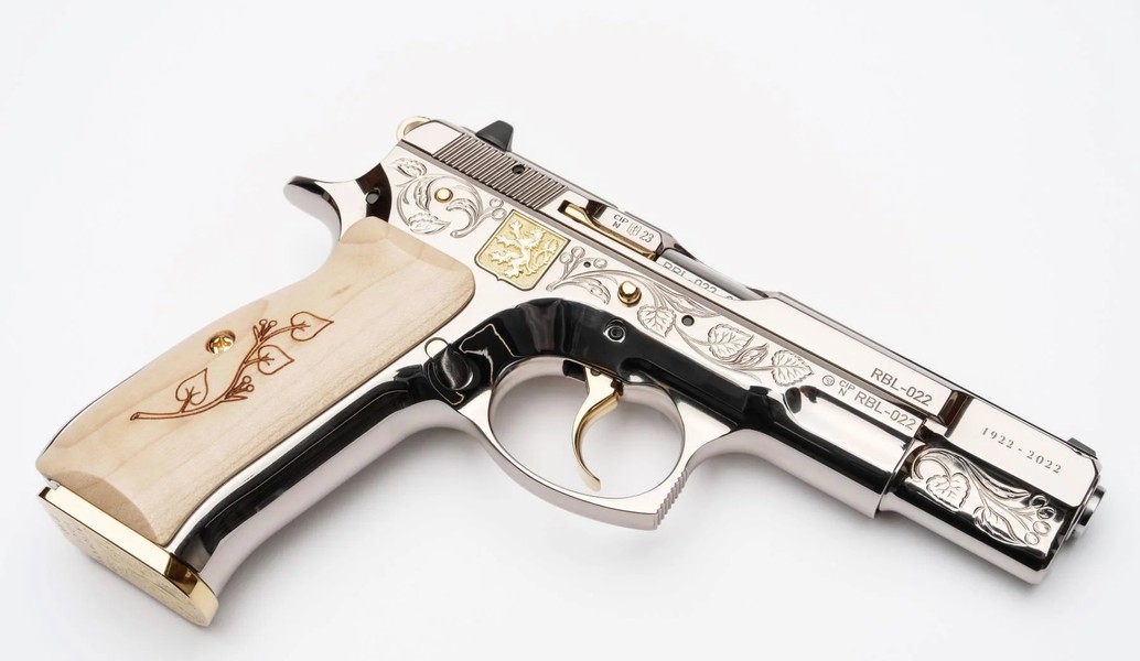 Tổng thống Czech tặng súng ngắn CZ 75 mạ vàng cho Tổng thống Zelensky - Ảnh 8.
