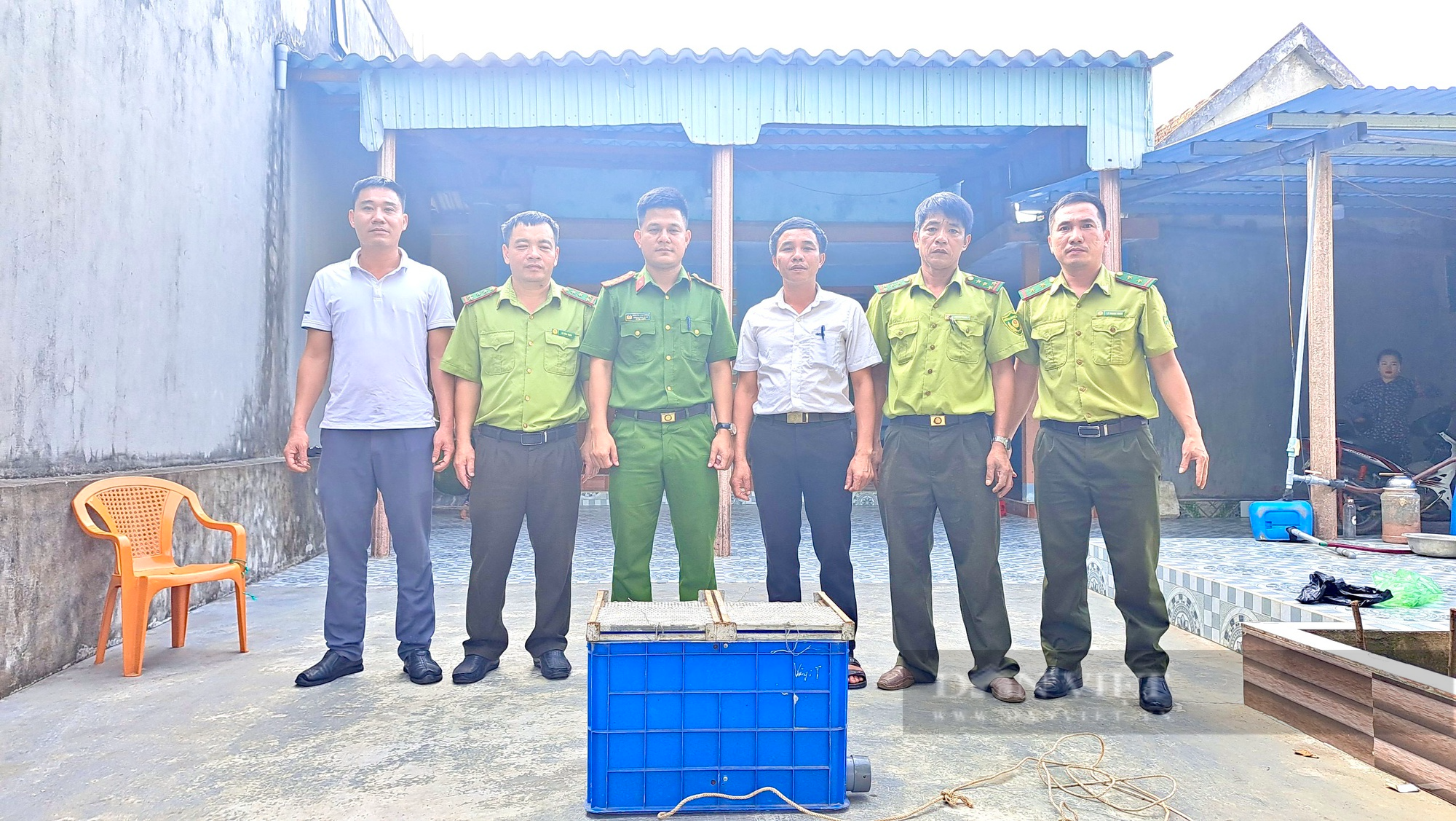 Hà Tĩnh: Trăn đất nặng hơn 40kg vào lạc vào chuồng gà nhà dân - Ảnh 1.