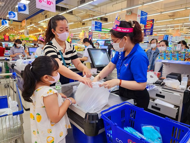 Doanh nghiệp bán lẻ xoay xở giữa lúc người dân thắt chặt chi tiêu - Ảnh 4.