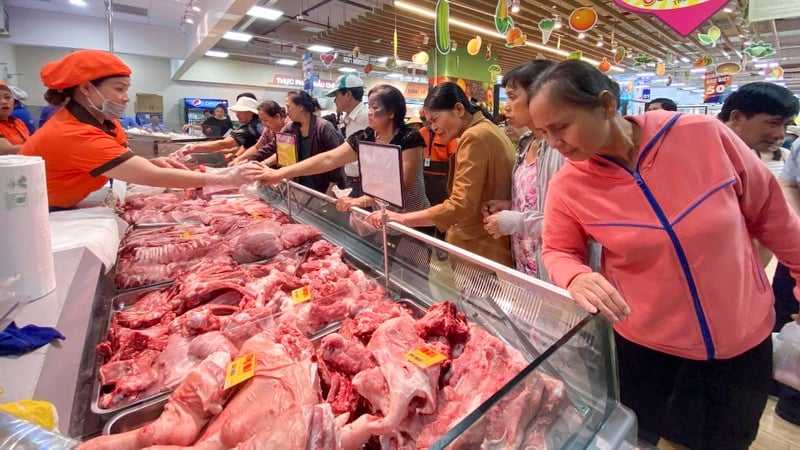 Doanh nghiệp bán lẻ xoay xở giữa lúc người dân thắt chặt chi tiêu - Ảnh 3.