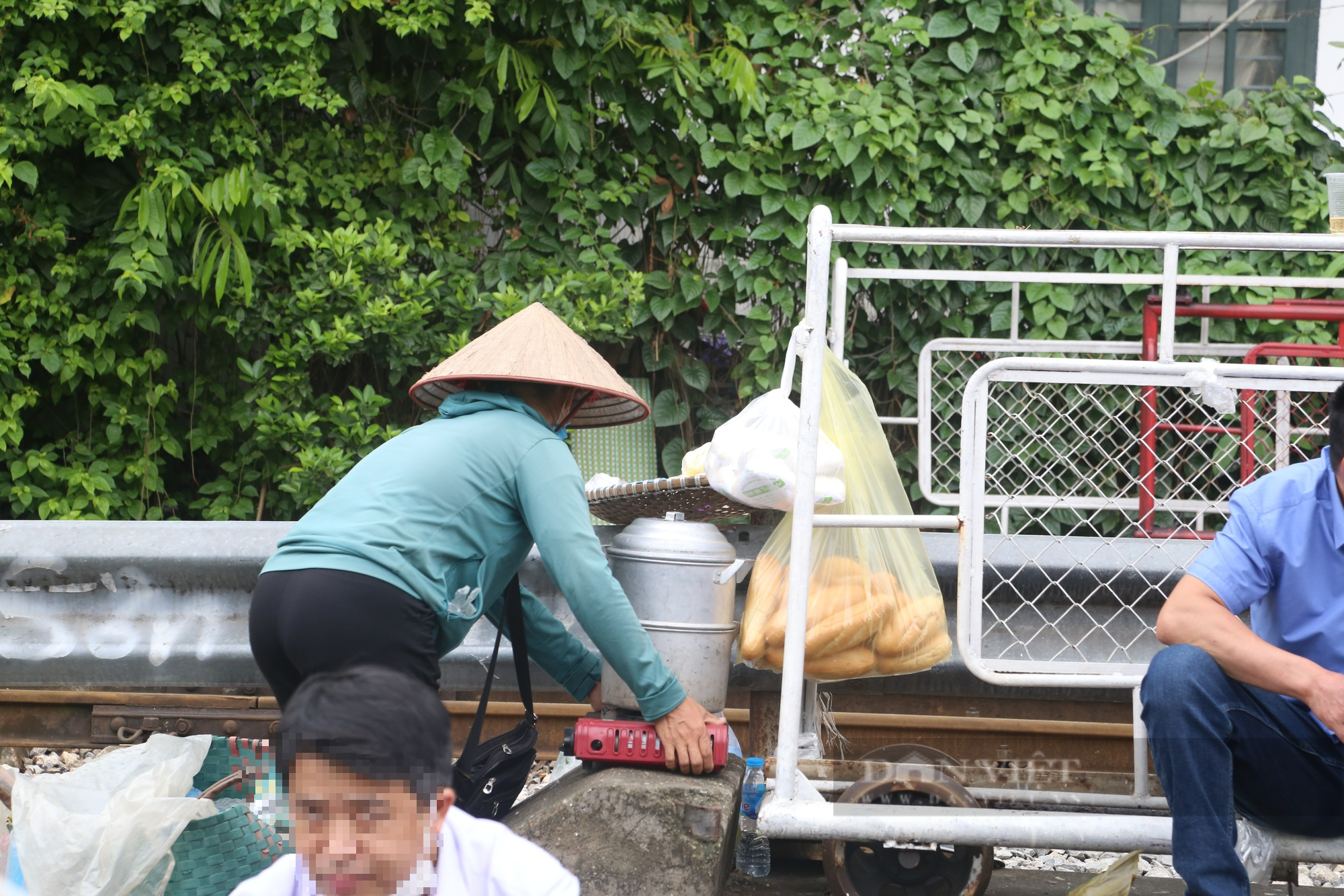 Đường sắt thành &quot;chợ&quot;, người dân vô tư mua bán trước cổng bệnh viện Bạch Mai - Ảnh 3.