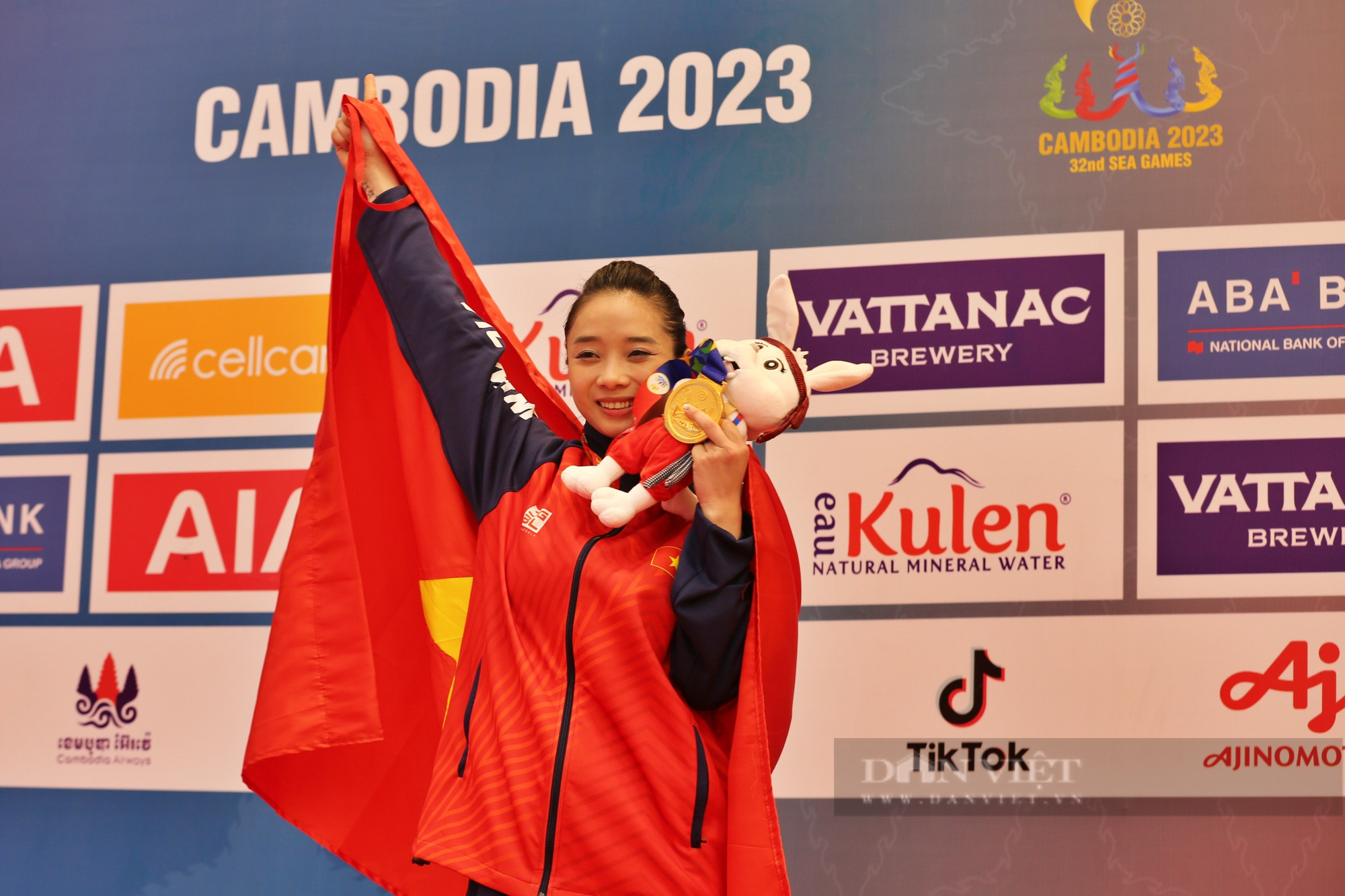 Ảnh: &quot;Ngọc nữ&quot; Dương Thuý Vi tươi rói trong khoảnh khắc nhận HCV SEA Games 32 - Ảnh 1.