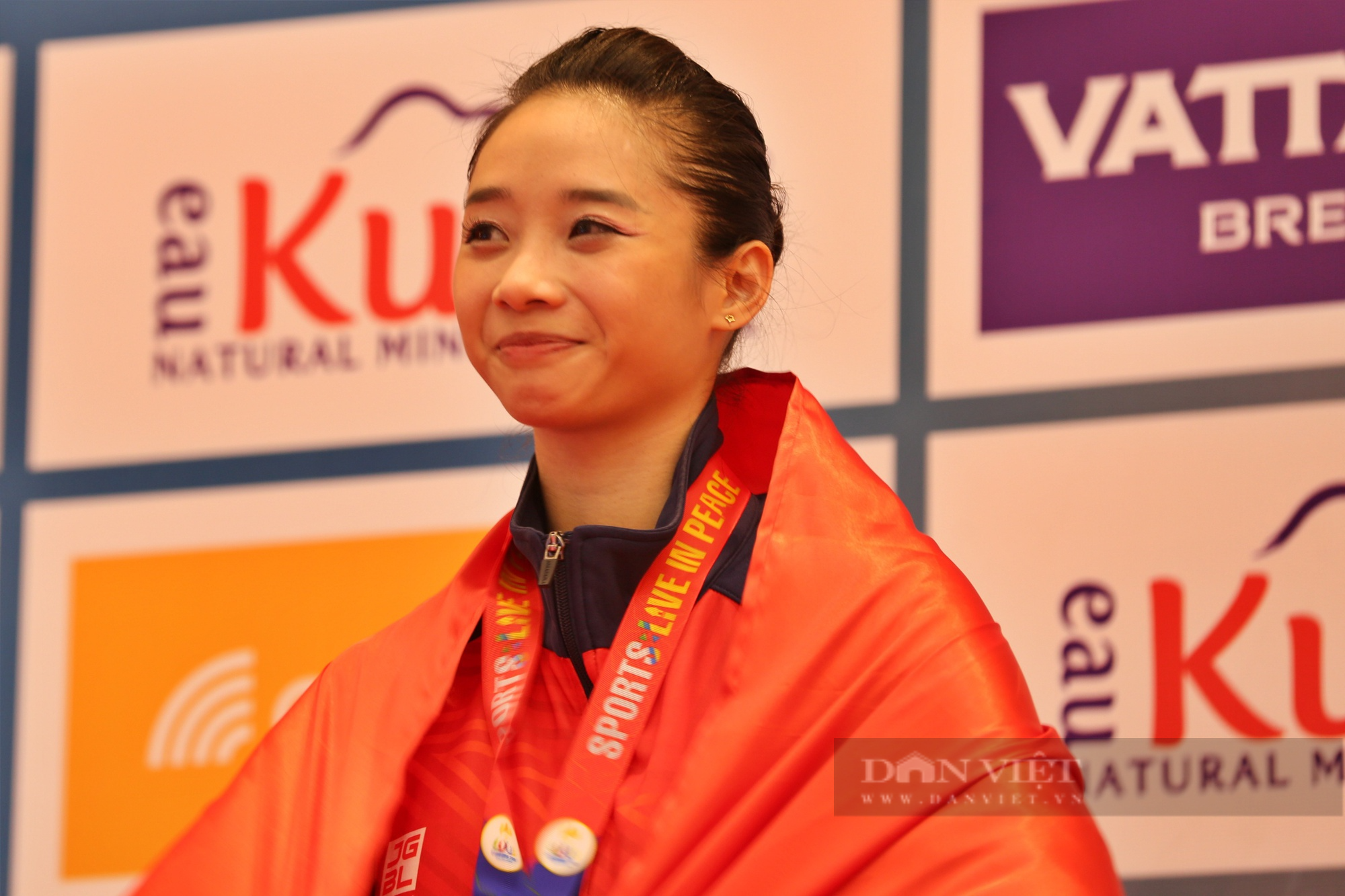Ảnh: &quot;Ngọc nữ&quot; Dương Thuý Vi tươi rói trong khoảnh khắc nhận HCV SEA Games 32 - Ảnh 7.